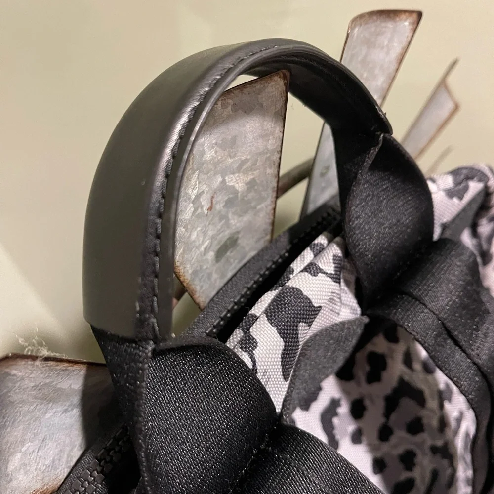 Marc Jacobs weight gray needs